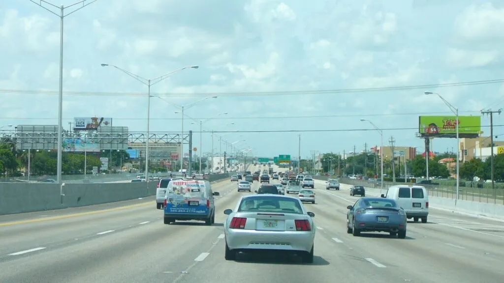 Vista urbana de Miami Street con tráfico y peatones, destacando riesgos viales y seguridad peatonal según estudios recientes