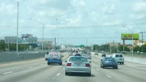 Vista urbana de Miami Street con tráfico y peatones, destacando riesgos viales y seguridad peatonal según estudios recientes