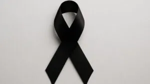 Lazo negro en señal de luto por trabajador cubano fallecido tras colapso de muro en Coconut Grove