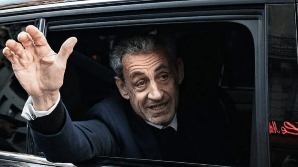 Nicolas Sarkozy saliendo del Tribunal de París tras recibir libertad provisional durante su apelación judicial.