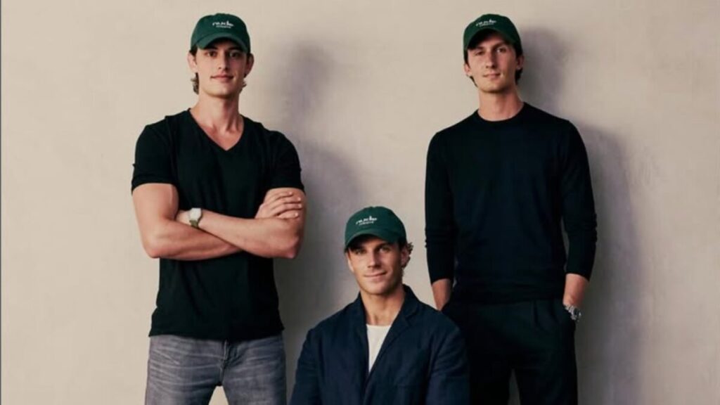 Interior moderno de Nude Miami con barra orgánica y productos saludables curados