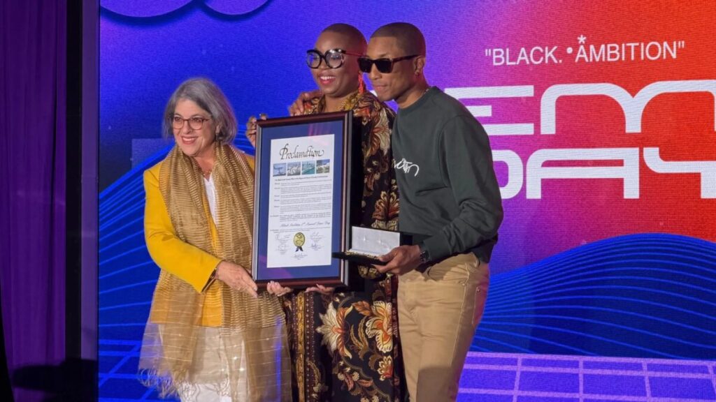 Pharrell Williams recibiendo un reconocimiento en un evento que impulsa emprendedores en Miami.