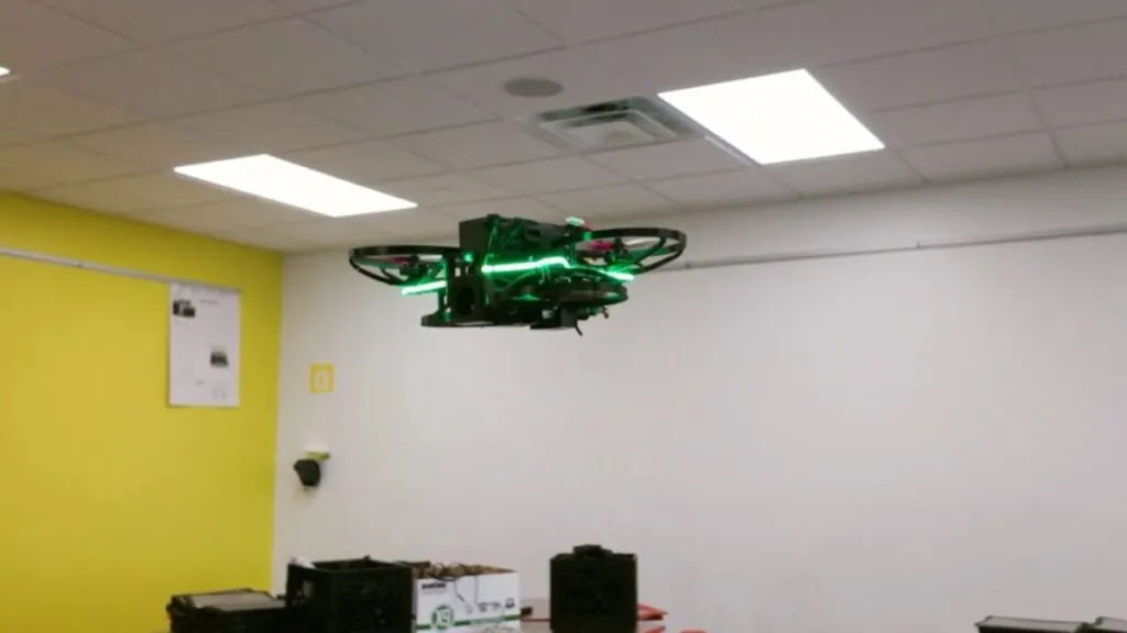 Drones escolares armados en una escuela de Florida en medio del debate público