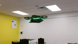 Drones escolares armados en una escuela de Florida en medio del debate público