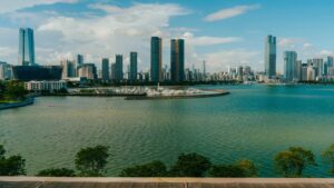 Vista moderna de rascacielos residenciales superaltos en el skyline de Miami al atardecer