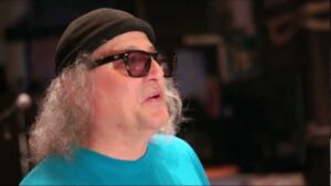 El músico Rat Bastard recibe apoyo en Miami tras un accidente que conmueve a la comunidad cultural.