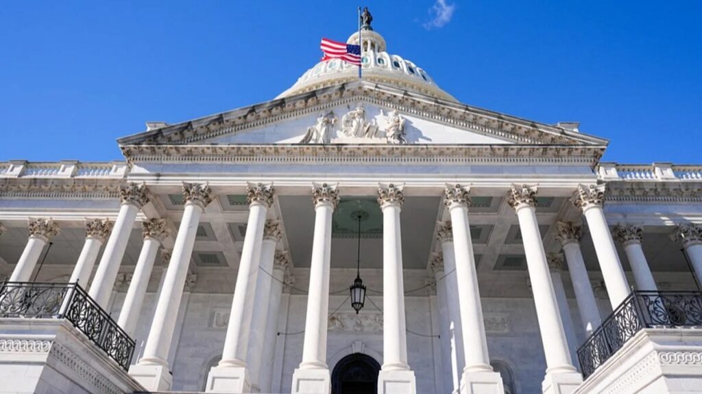 Trabajadores federales en Washington esperan el fin del cierre del gobierno para recibir su pago.