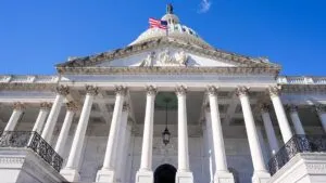 Trabajadores federales en Washington esperan el fin del cierre del gobierno para recibir su pago.