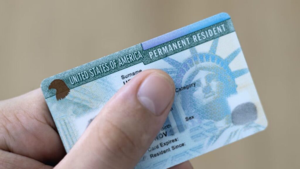 Proceso de revisión de green cards en Estados Unidos con enfoque en seguridad y nuevas medidas federales
