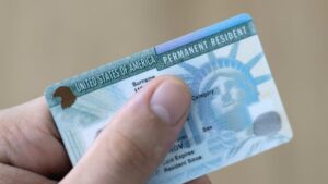 Proceso de revisión de green cards en Estados Unidos con enfoque en seguridad y nuevas medidas federales