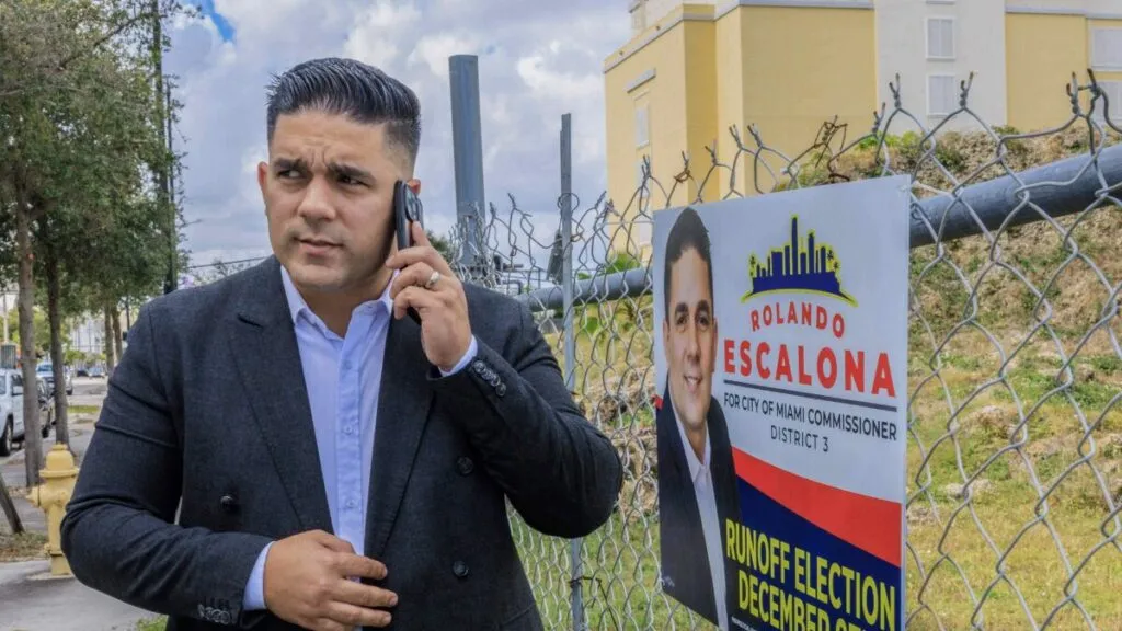 Retrato de Rolando Escalona conectado con residentes de Miami en un entorno comunitario