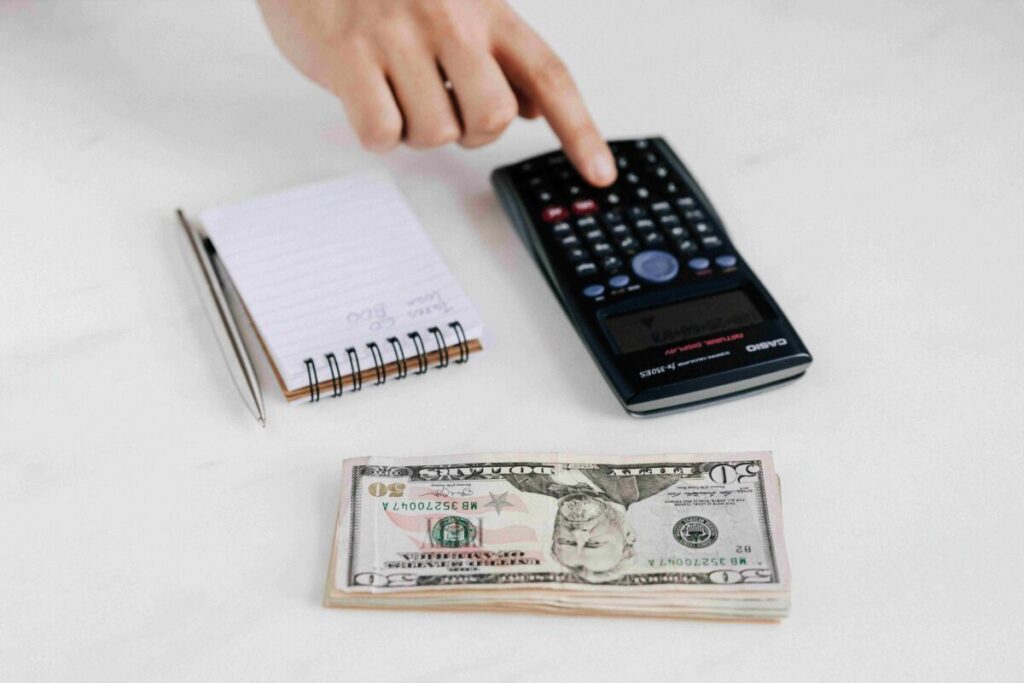 Trabajador hispano en Miami beneficiado por el aumento del salario mínimo en Florida a 15 dólares por hora