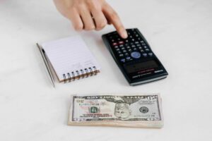 Trabajador hispano en Miami beneficiado por el aumento del salario mínimo en Florida a 15 dólares por hora