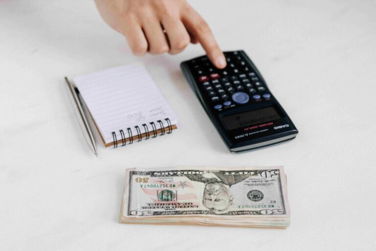 Trabajador hispano en Miami beneficiado por el aumento del salario mínimo en Florida a 15 dólares por hora