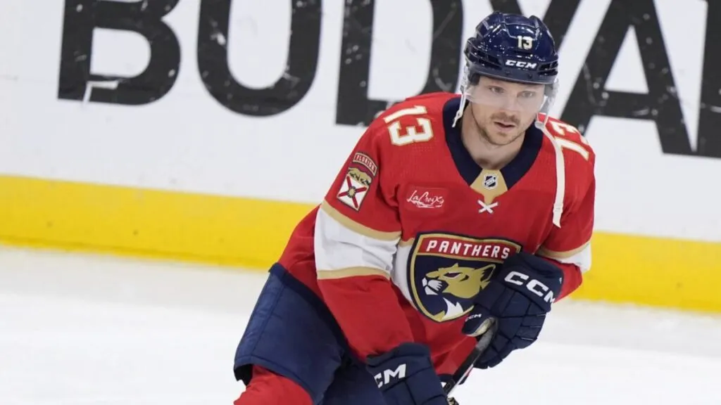 Sam Reinhart celebra su gol decisivo con compañeros de los Florida Panthers frente a los Kings.