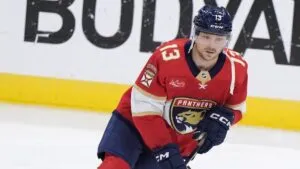 Sam Reinhart celebra su gol decisivo con compañeros de los Florida Panthers frente a los Kings.