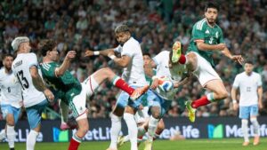 Jugadores de la Selección Mexicana en cancha mientras enfrentan críticas de la afición.