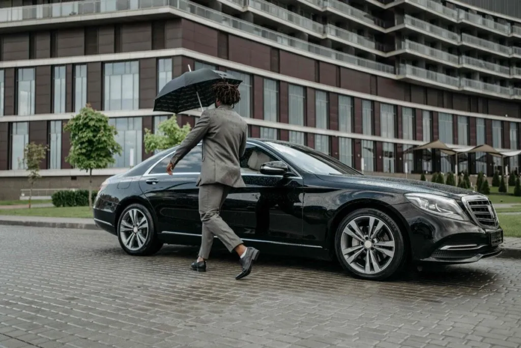 Vista panorámica de Miami con helicóptero privado y zona residencial de lujo, representando servicios para multimillonarios