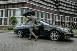 Vista panorámica de Miami con helicóptero privado y zona residencial de lujo, representando servicios para multimillonarios