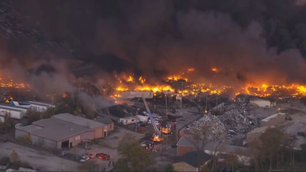 Avión de carga de UPS envuelto en llamas tras estrellarse cerca del aeropuerto de Louisville, con humo denso y equipos de emergencia.