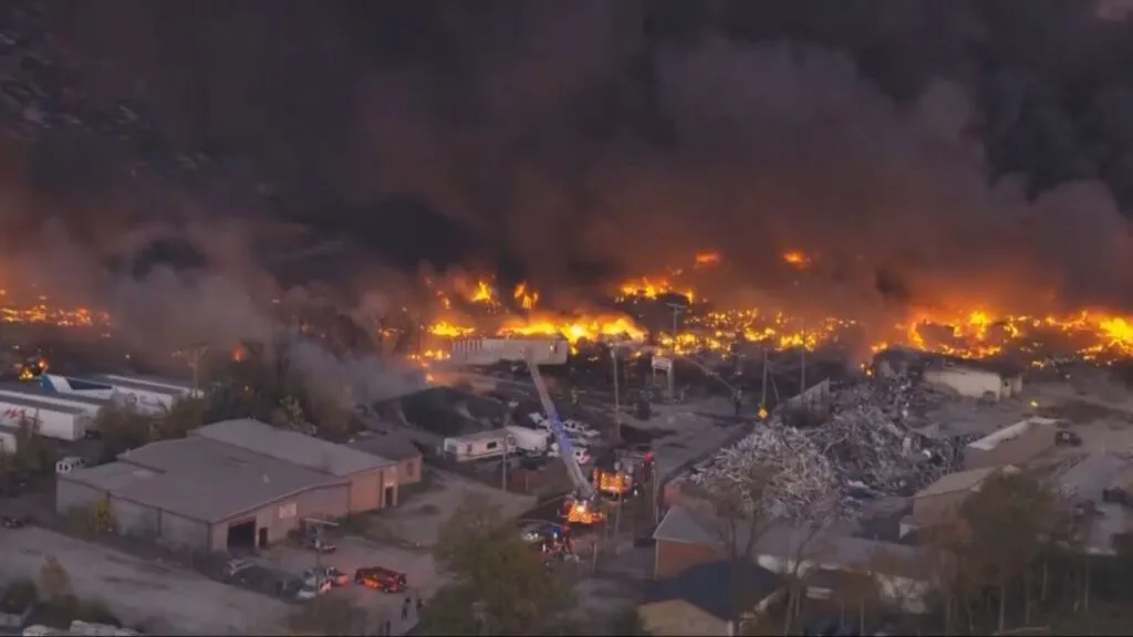 Avión de carga de UPS envuelto en llamas tras estrellarse cerca del aeropuerto de Louisville, con humo denso y equipos de emergencia.