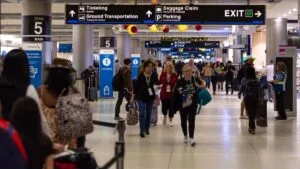 Viajeros en MIA durante temporada alta de South Florida