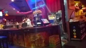 Entrada vacía de Sushi Rock en Pinecrest tras anunciarse su cierre definitivo, reflejando el final de un restaurante emblemático del vecindario.