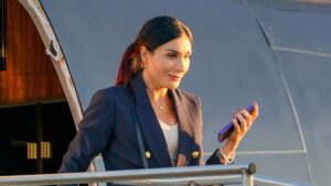 Documento legal en Florida sobre suspensión judicial que impacta demanda por difamación contra HBO.