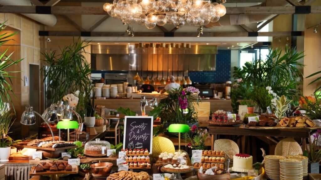 Mesa servida en restaurante con ambiente festivo que refleja Thanksgiving en Miami con platos tradicionales