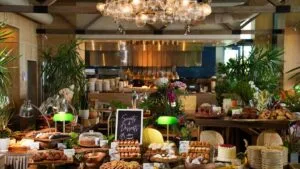 Mesa servida en restaurante con ambiente festivo que refleja Thanksgiving en Miami con platos tradicionales