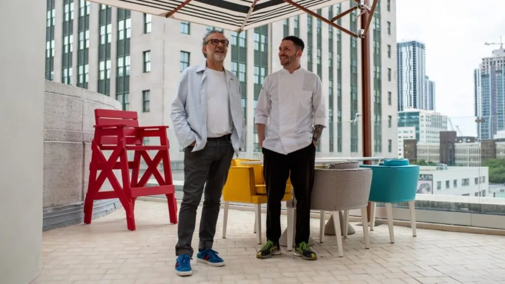 Interior colorido de Torno Subito Miami con diseño vibrante y ambiente creativo