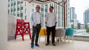 Interior colorido de Torno Subito Miami con diseño vibrante y ambiente creativo