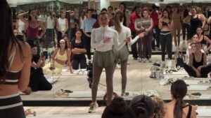 Espacio moderno de bienestar inspirado en el nuevo estudio de Tracy Anderson en Coral Gables.