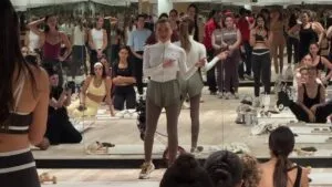 Espacio moderno de bienestar inspirado en el nuevo estudio de Tracy Anderson en Coral Gables.