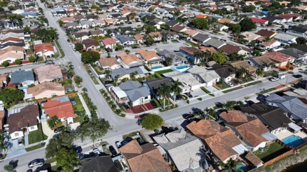 Edificio judicial en Florida simboliza el debate sobre la ley que restringe la propiedad extranjera.