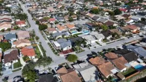 Edificio judicial en Florida simboliza el debate sobre la ley que restringe la propiedad extranjera.
