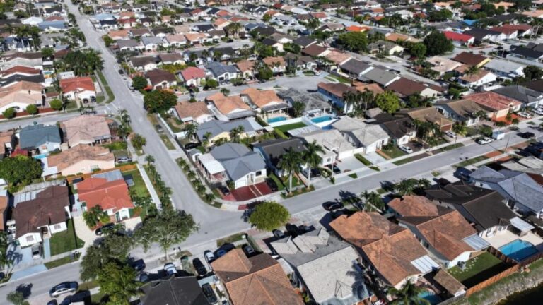 Edificio judicial en Florida simboliza el debate sobre la ley que restringe la propiedad extranjera.