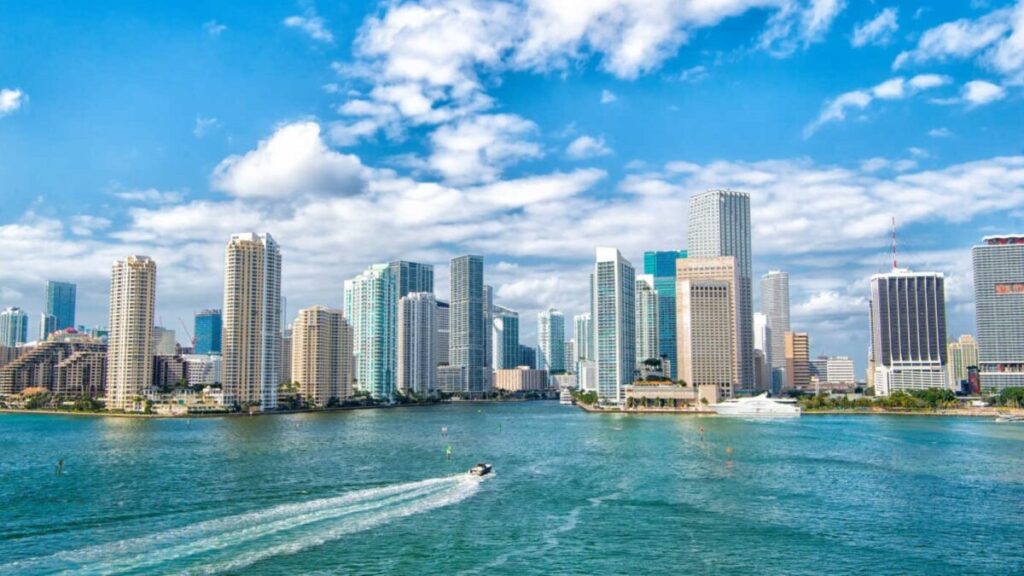 Vista urbana de South Florida que muestra viviendas y vida diaria con enfoque en costo de vida elevado