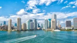 Vista urbana de South Florida que muestra viviendas y vida diaria con enfoque en costo de vida elevado