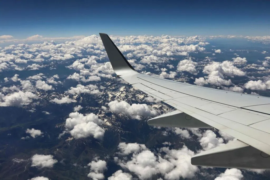 Avión despegando desde el AIFA hacia Orlando, representando la nueva ruta aérea México-Florida con Volaris