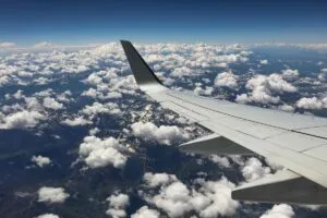 Avión despegando desde el AIFA hacia Orlando, representando la nueva ruta aérea México-Florida con Volaris