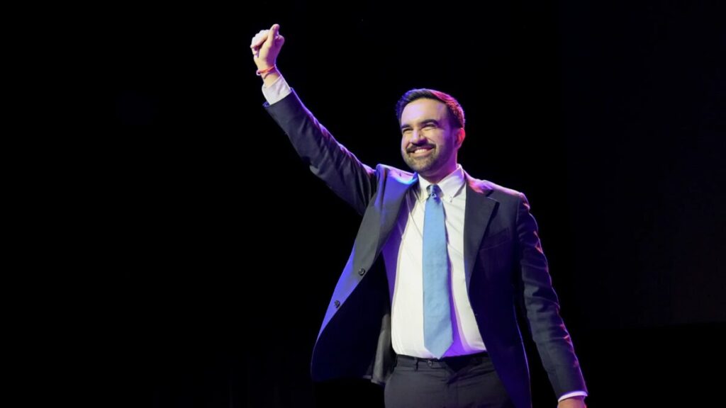 Zohran Mamdani, alcalde electo de Nueva York, celebra su triunfo en Brooklyn ante simpatizantes tras ganar las elecciones municipales.