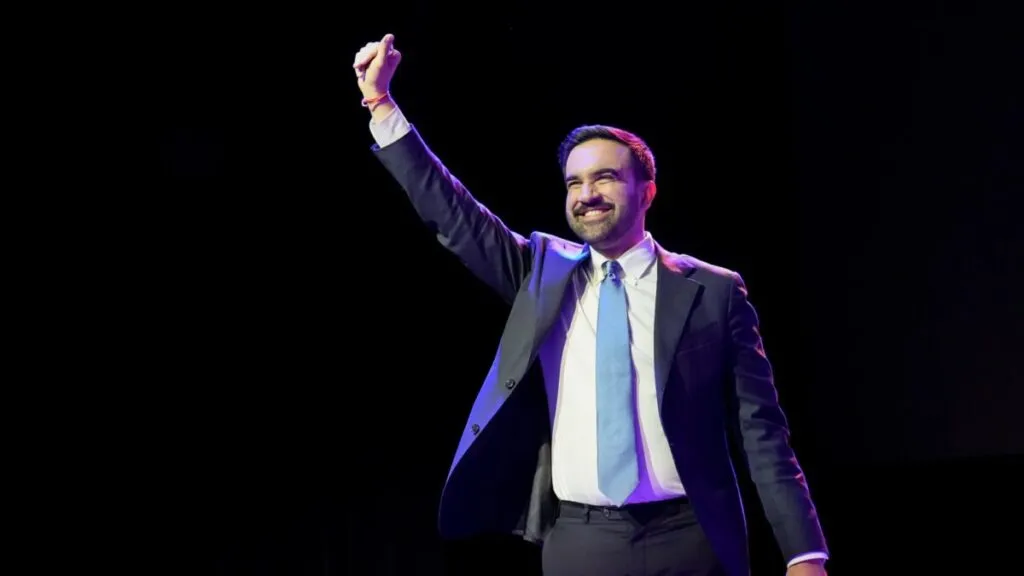 Zohran Mamdani, alcalde electo de Nueva York, celebra su triunfo en Brooklyn ante simpatizantes tras ganar las elecciones municipales.