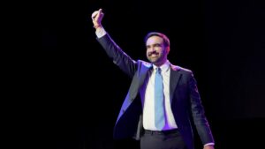 Zohran Mamdani, alcalde electo de Nueva York, celebra su triunfo en Brooklyn ante simpatizantes tras ganar las elecciones municipales.