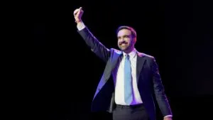 Zohran Mamdani, alcalde electo de Nueva York, celebra su triunfo en Brooklyn ante simpatizantes tras ganar las elecciones municipales.