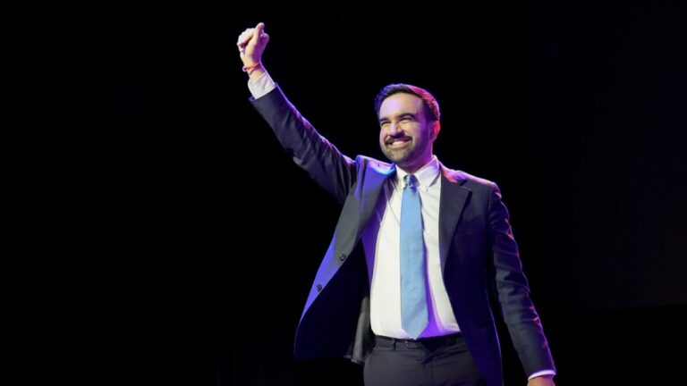 Zohran Mamdani, alcalde electo de Nueva York, celebra su triunfo en Brooklyn ante simpatizantes tras ganar las elecciones municipales.