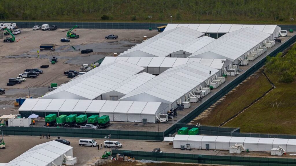 Vista conceptual de Alligator Alcatraz y condiciones críticas mencionadas en reportes federales