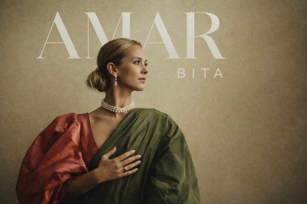 Bita, cantante hispana, posando con vestuario artístico en una imagen editorial, símbolo de la cultura hispano hablante en Miami