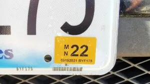 Placa vehicular de Florida con foco en calcomanía amarilla y transición hacia verificación digital para mayor seguridad y ahorro