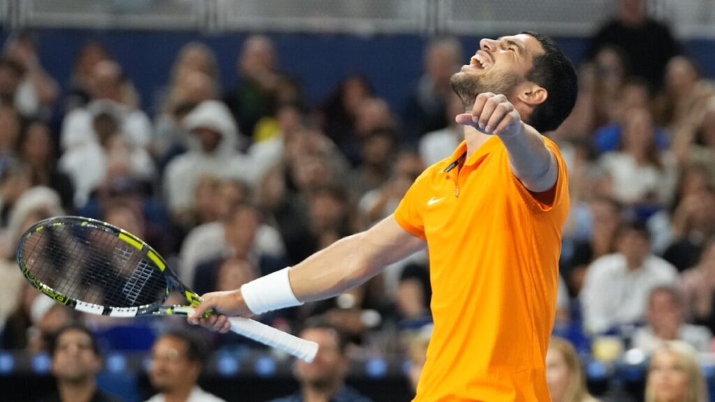Carlos Alcaraz juega una exhibición en Miami dentro del loanDepot Park ante una multitud entusiasta